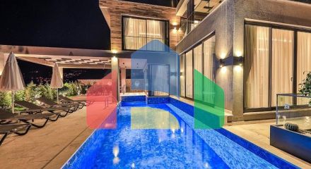 Элегантная вилла с бассейнами и видом на море в Калкане