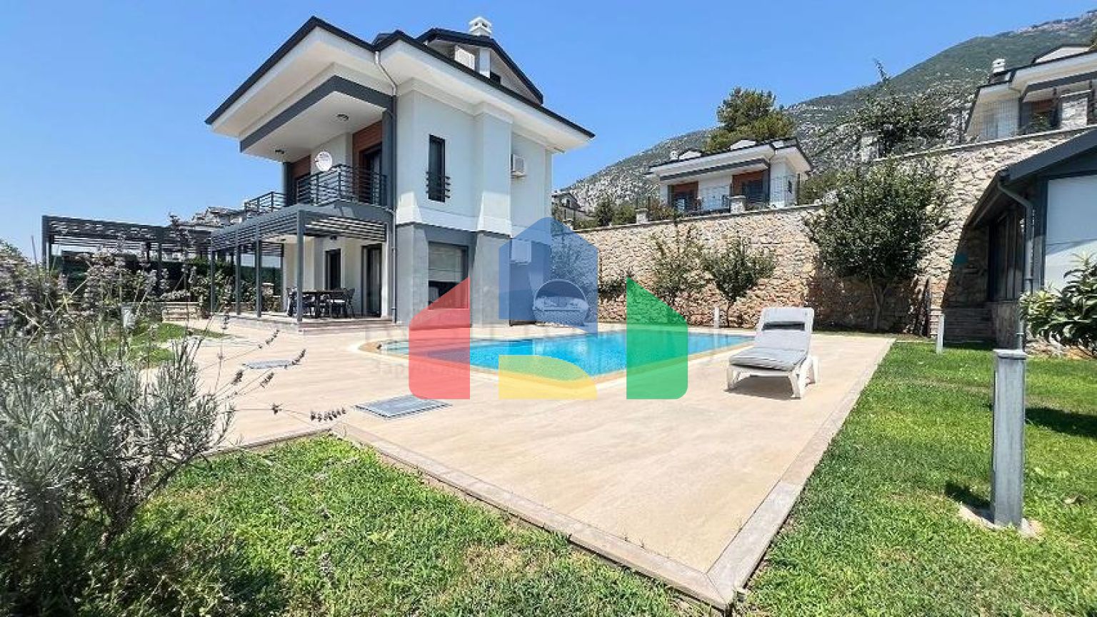 Просторный отдельно стоящий дом в районе Овачик, Фетхие