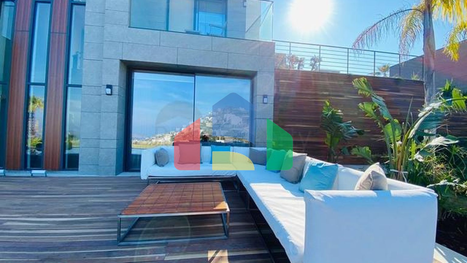 Стильна вілла з приголомшливим видом на море, гори і Бодрум.