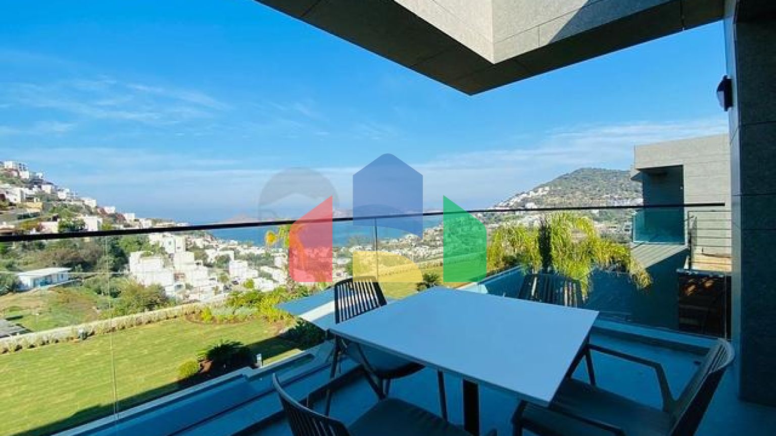 Стильна вілла з приголомшливим видом на море, гори і Бодрум.