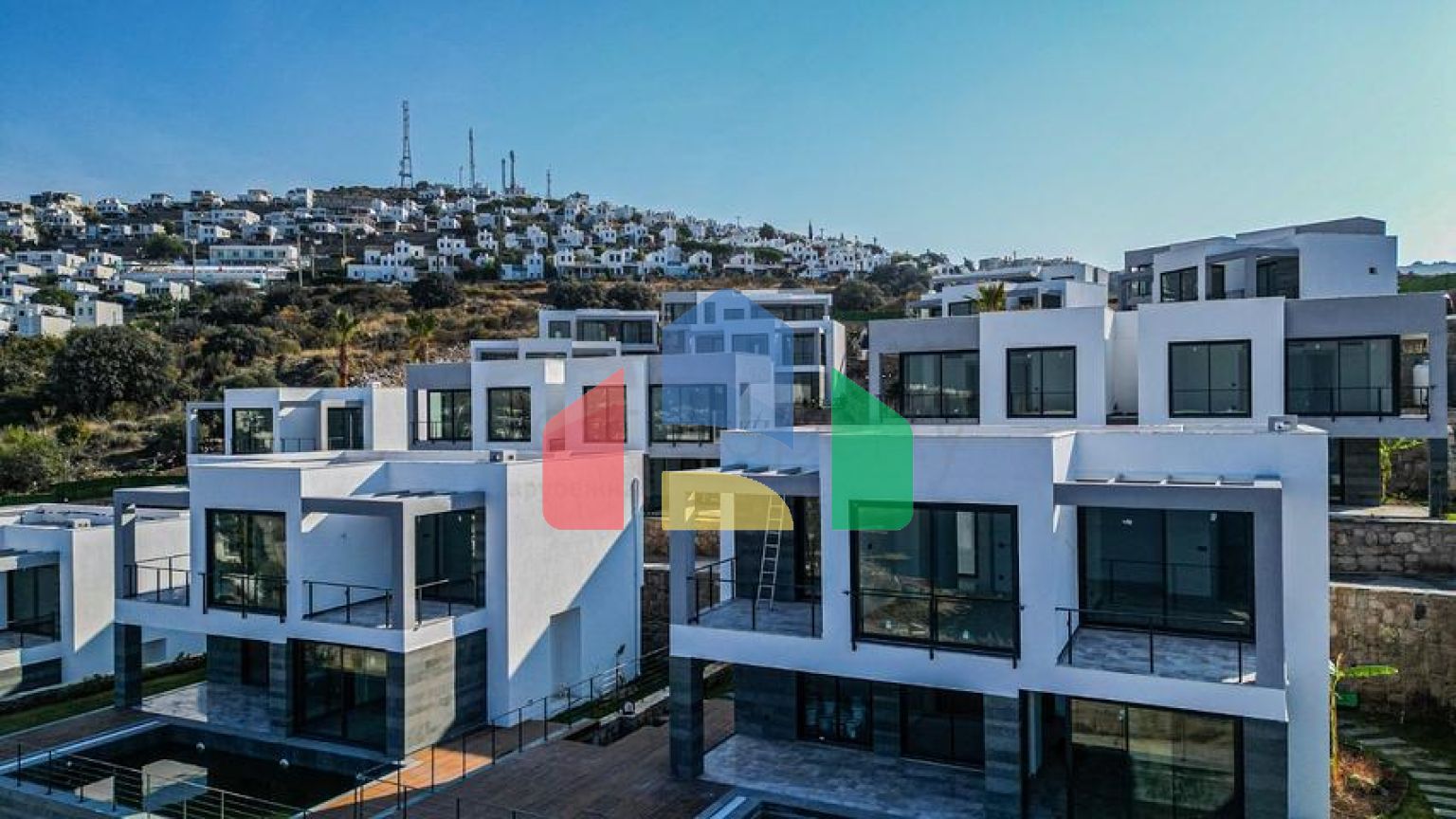 Новий комплекс з панорамним видом на море в затишному місці в районі Яликавак.