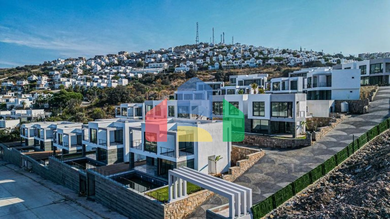 Новий комплекс з панорамним видом на море в затишному місці в районі Яликавак.