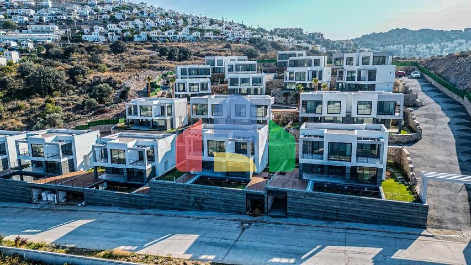 Новий комплекс з панорамним видом на море в затишному місці в районі Яликавак.