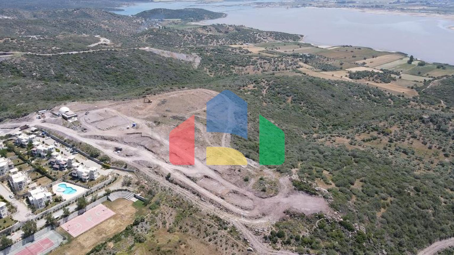 Вілли в сучасному стилі з видом на озеро.