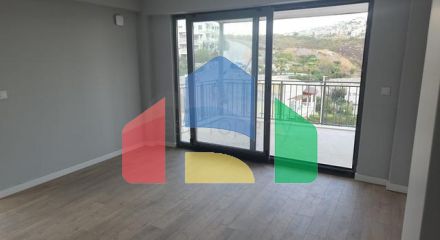 Comfortable 2+1 apartment in a complex with lake and mountain views in Bogazichi district