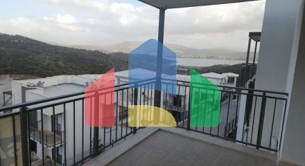Comfortable 2+1 apartment in a complex with lake and mountain views in Bogazichi district