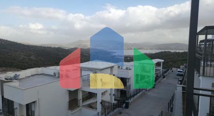 Comfortable 2+1 apartment in a complex with lake and mountain views in Bogazichi district