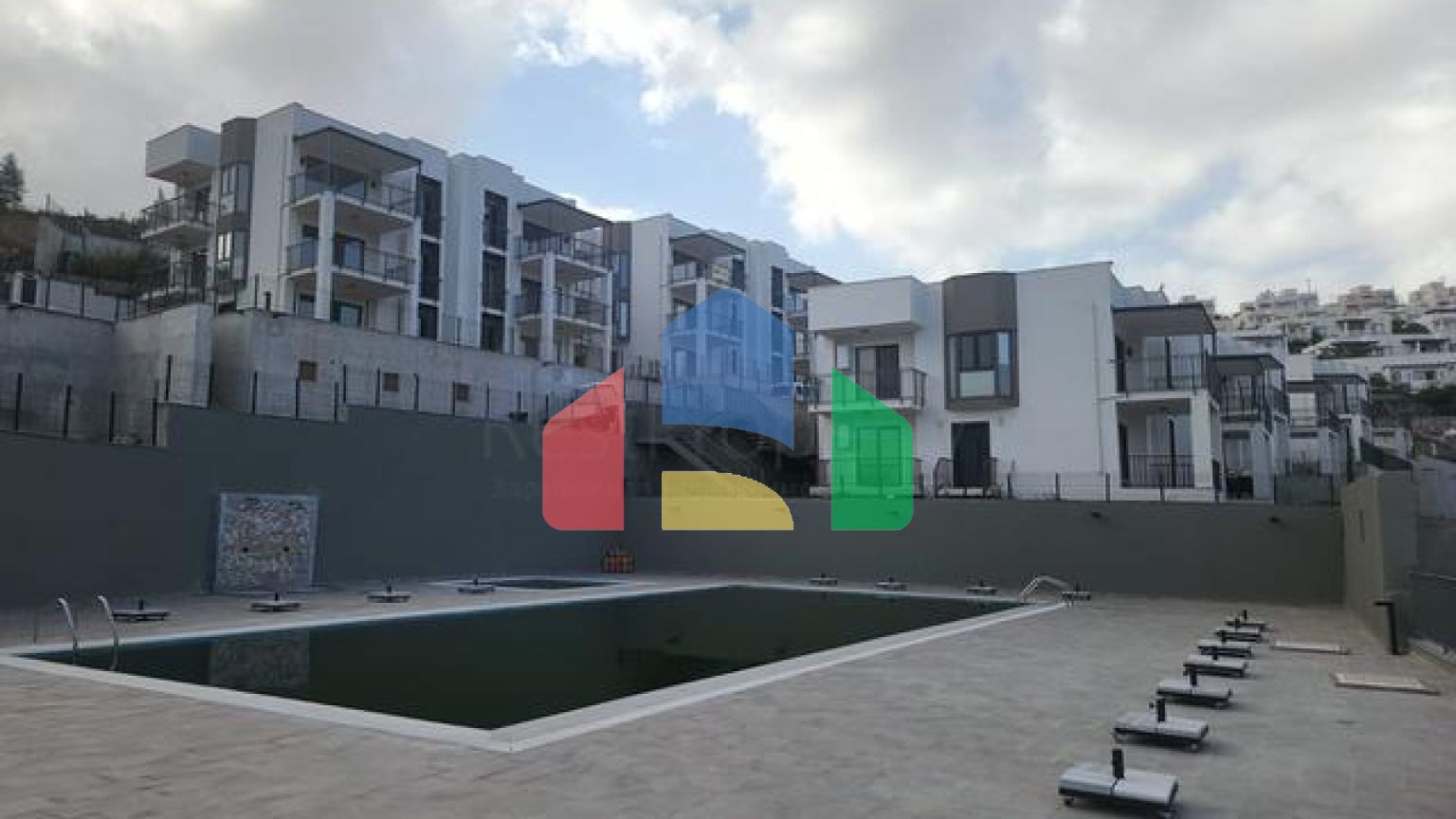 Комфортабельні апартаменти 2+1 в комплексі з видом на озеро і гори в районі Богазічі