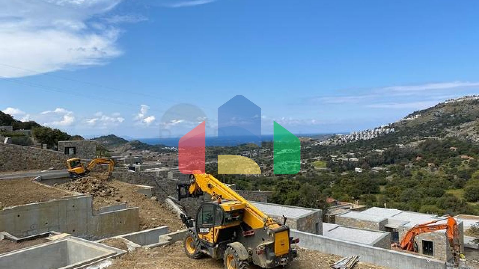 Камменые виллы  с видом на море и на историческую "Пиратскую" деревню"