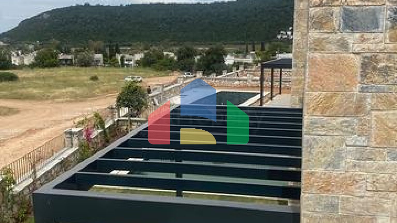 Вілли в мальовничому районі Туркбюкю, в оточення густої зелені.