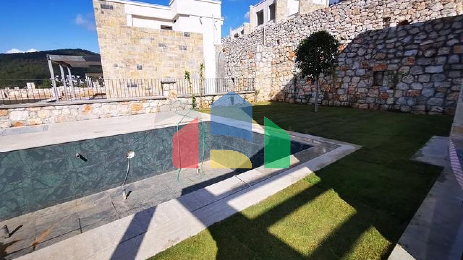 Вілли в мальовничому районі Туркбюкю, в оточення густої зелені.