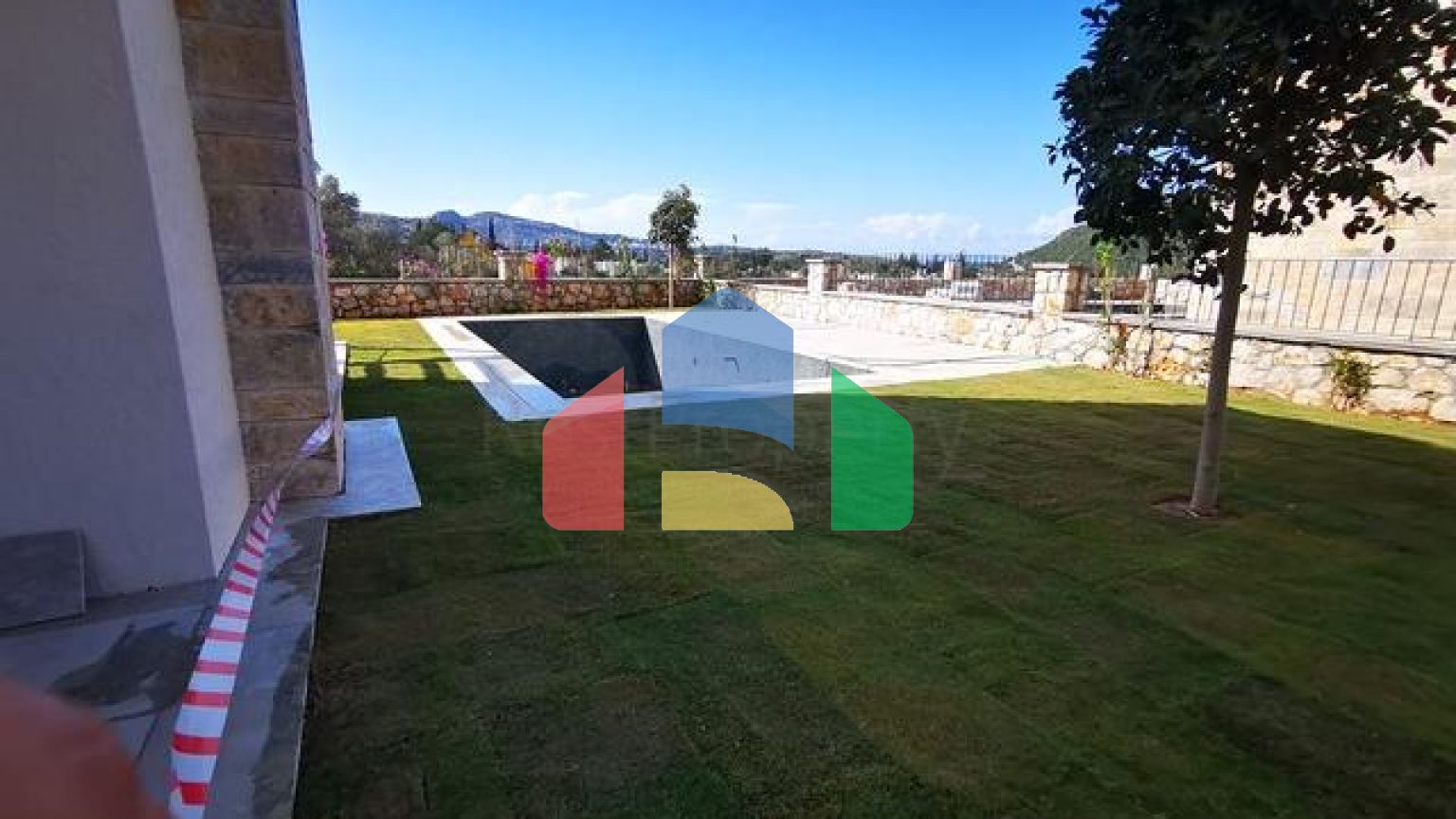 Вілли в мальовничому районі Туркбюкю, в оточення густої зелені.