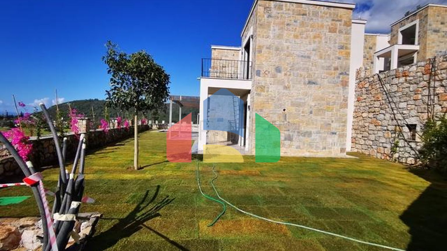 Вілли в мальовничому районі Туркбюкю, в оточення густої зелені.