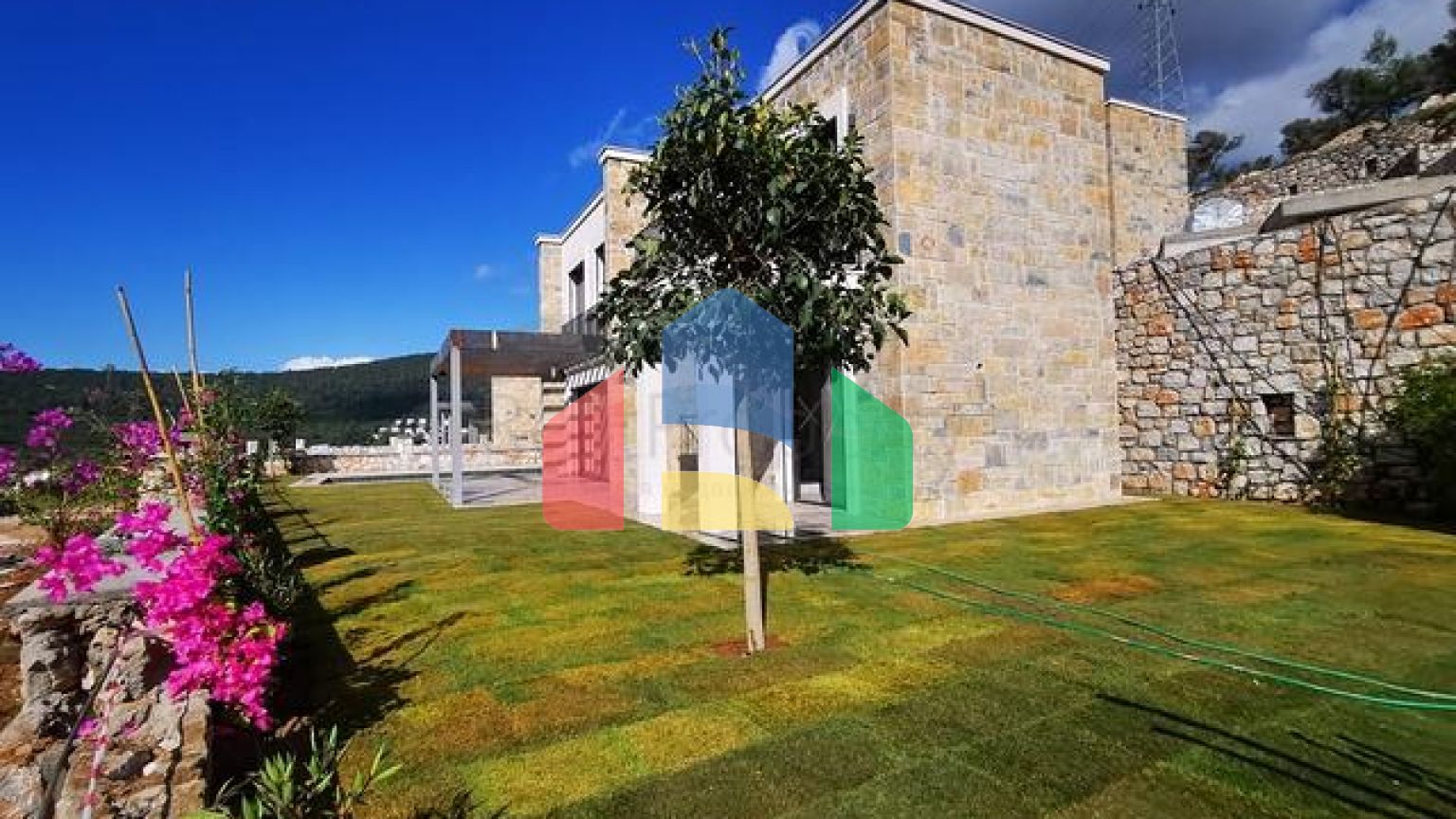 Вілли в мальовничому районі Туркбюкю, в оточення густої зелені.