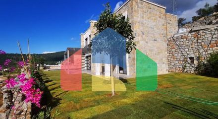 Вілли в мальовничому районі Туркбюкю, в оточення густої зелені.