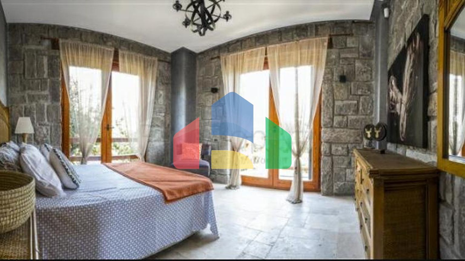 Елітні вілли з каменю в історичному місці