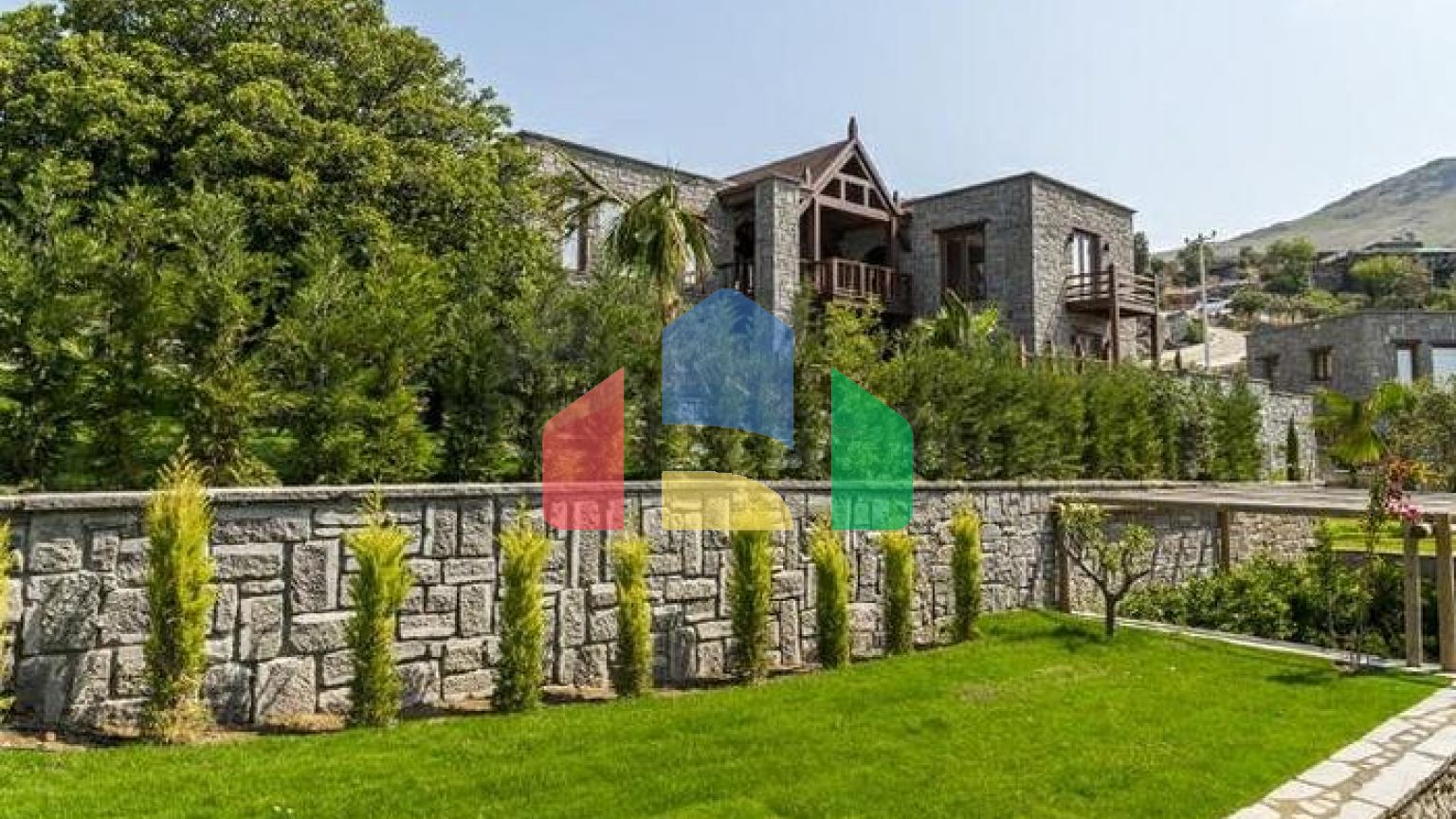 Елітні вілли з каменю в історичному місці