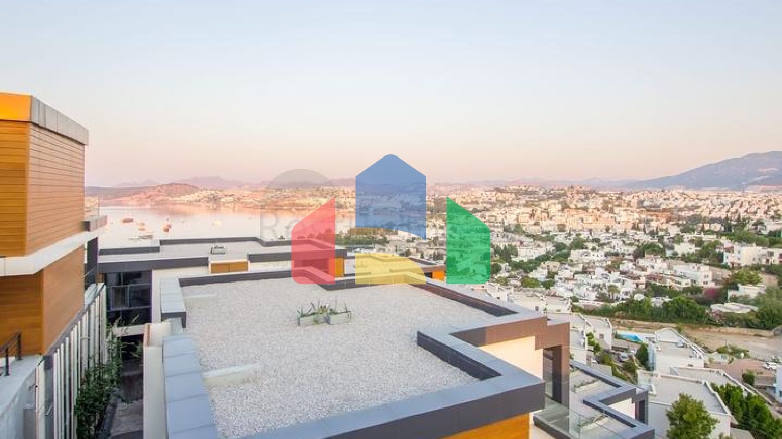 Доступные квартиры в центре Бодрума с видом на Море и город!