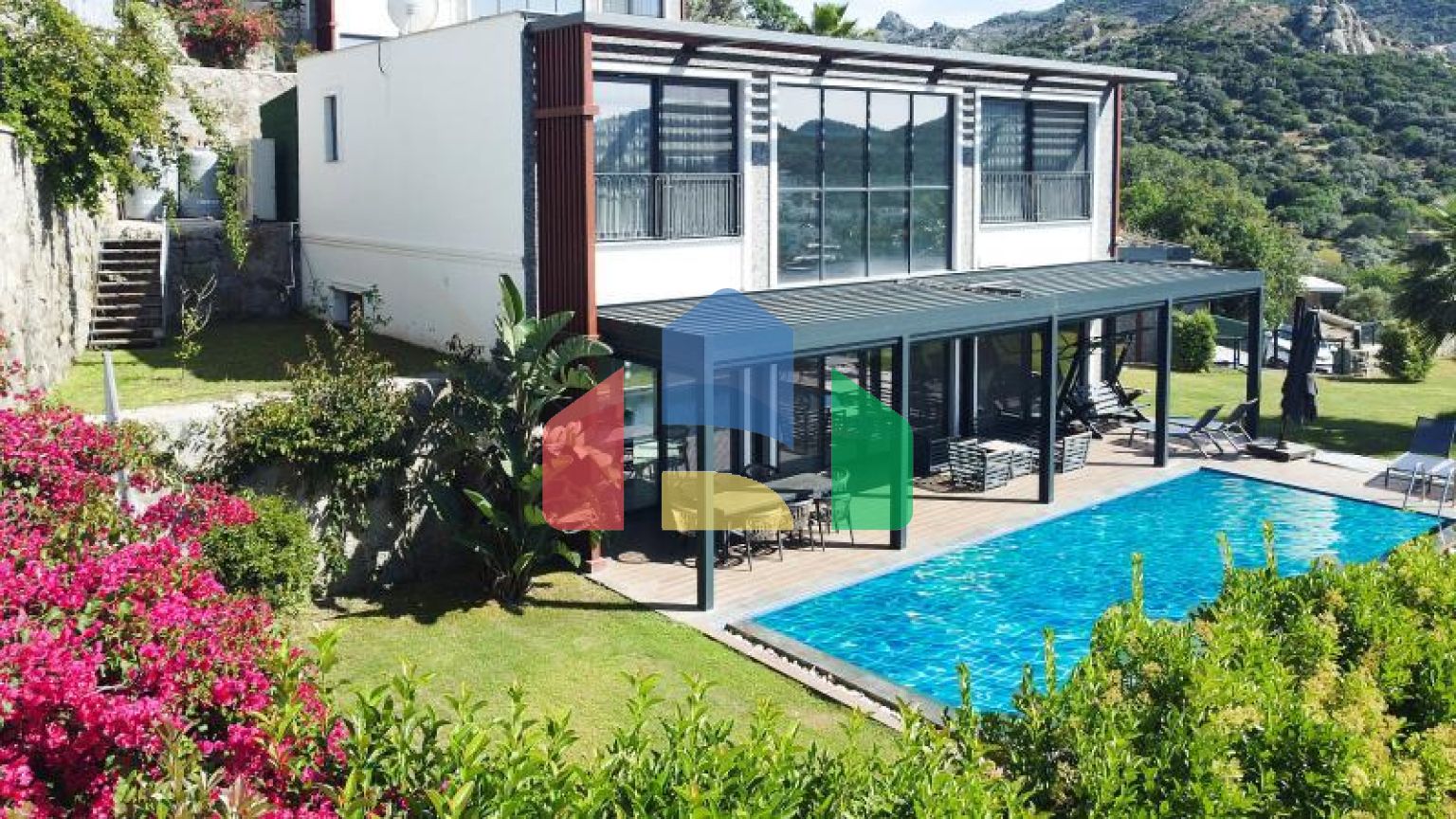 Вилла 5+1 с видом на море в Бодрум