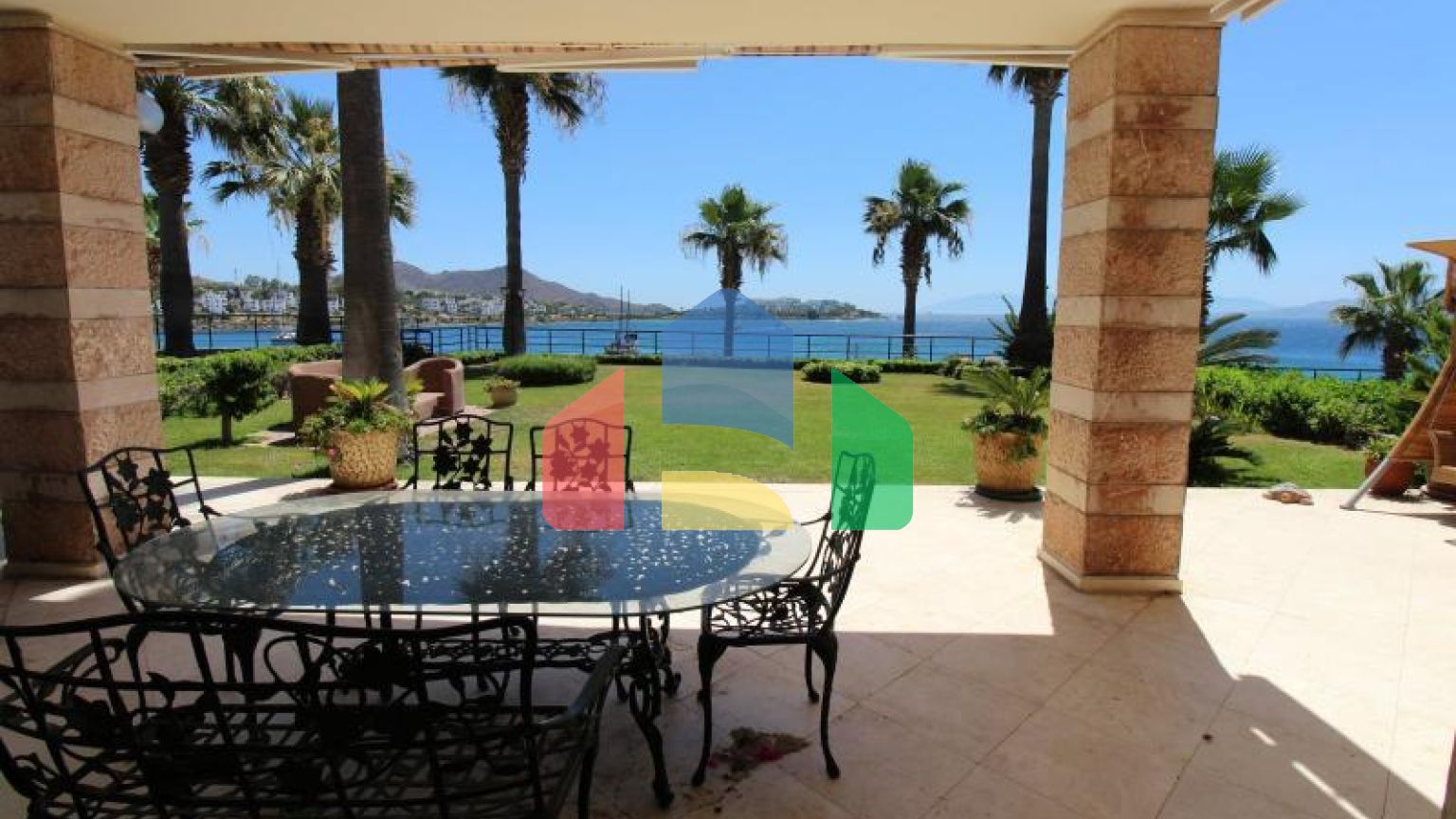 Вилла 7+1 с видом на море в Бодрум