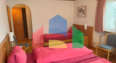 Отель в центре Клостерса (Швейцария) с баром, рестораном и террасой Отель в центре Клостерса (Швейцария) с баром, рестораном и террасой