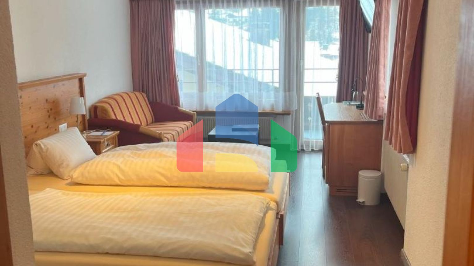 Отель в центре Клостерса (Швейцария) с баром, рестораном и террасой