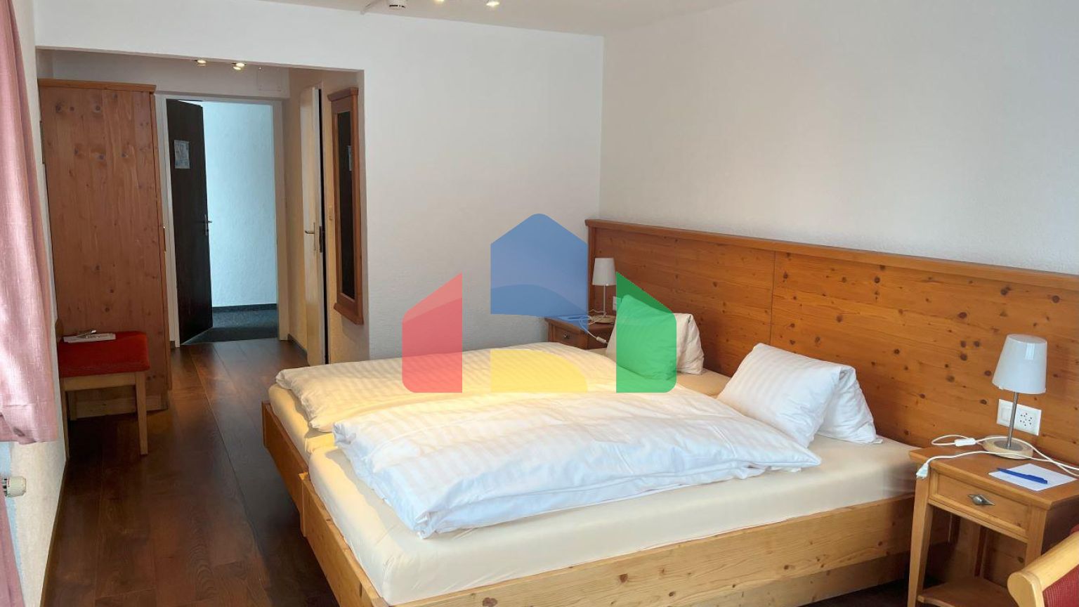 Отель в центре Клостерса (Швейцария) с баром, рестораном и террасой