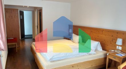 Отель в центре Клостерса (Швейцария) с баром, рестораном и террасой Отель в центре Клостерса (Швейцария) с баром, рестораном и террасой