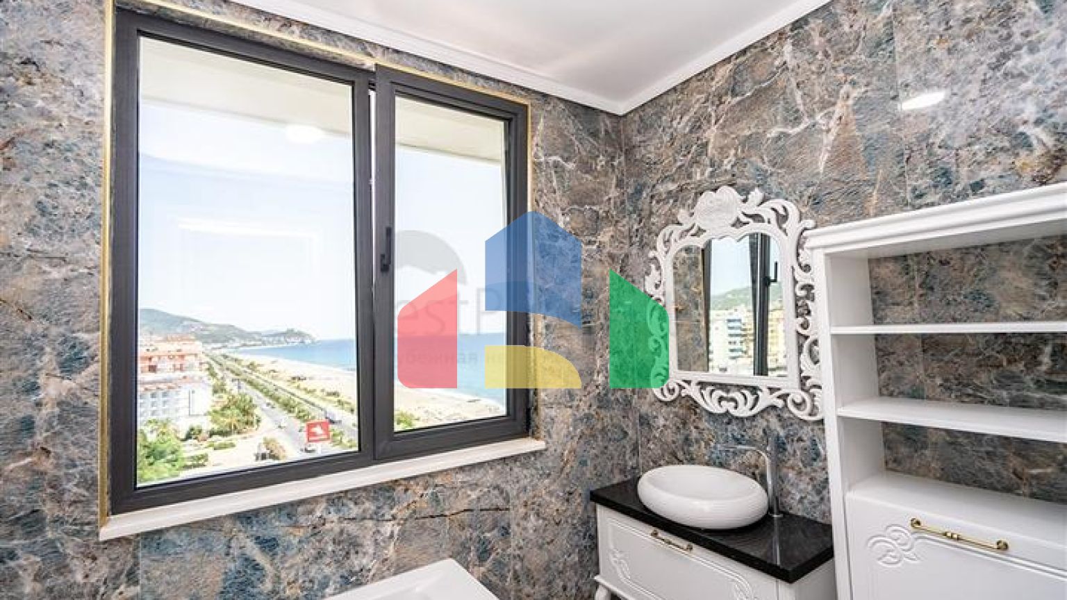 Просторий двоповерховий пентхаус під громадянство на першій береговій лінії