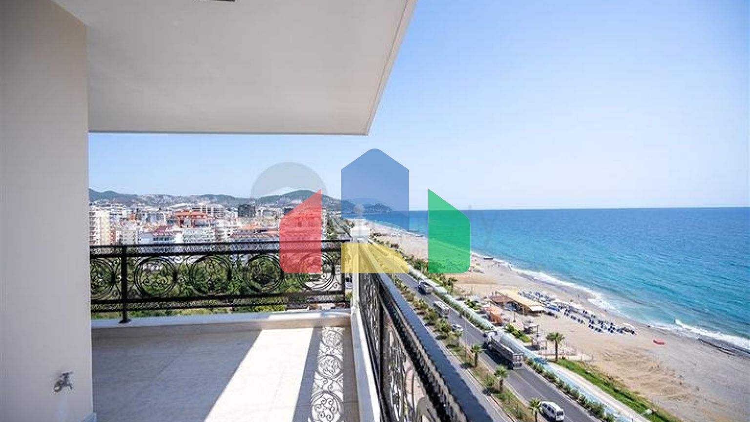 Просторий двоповерховий пентхаус під громадянство на першій береговій лінії