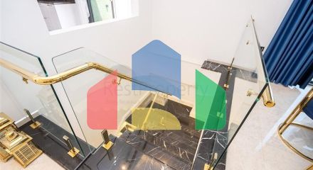 Просторий двоповерховий пентхаус під громадянство на першій береговій лінії Просторий двоповерховий пентхаус під громадянство на першій береговій лінії