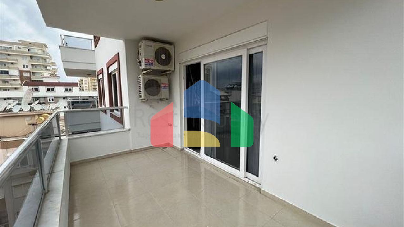 Трехкомнатная квартира в 450 м от моря