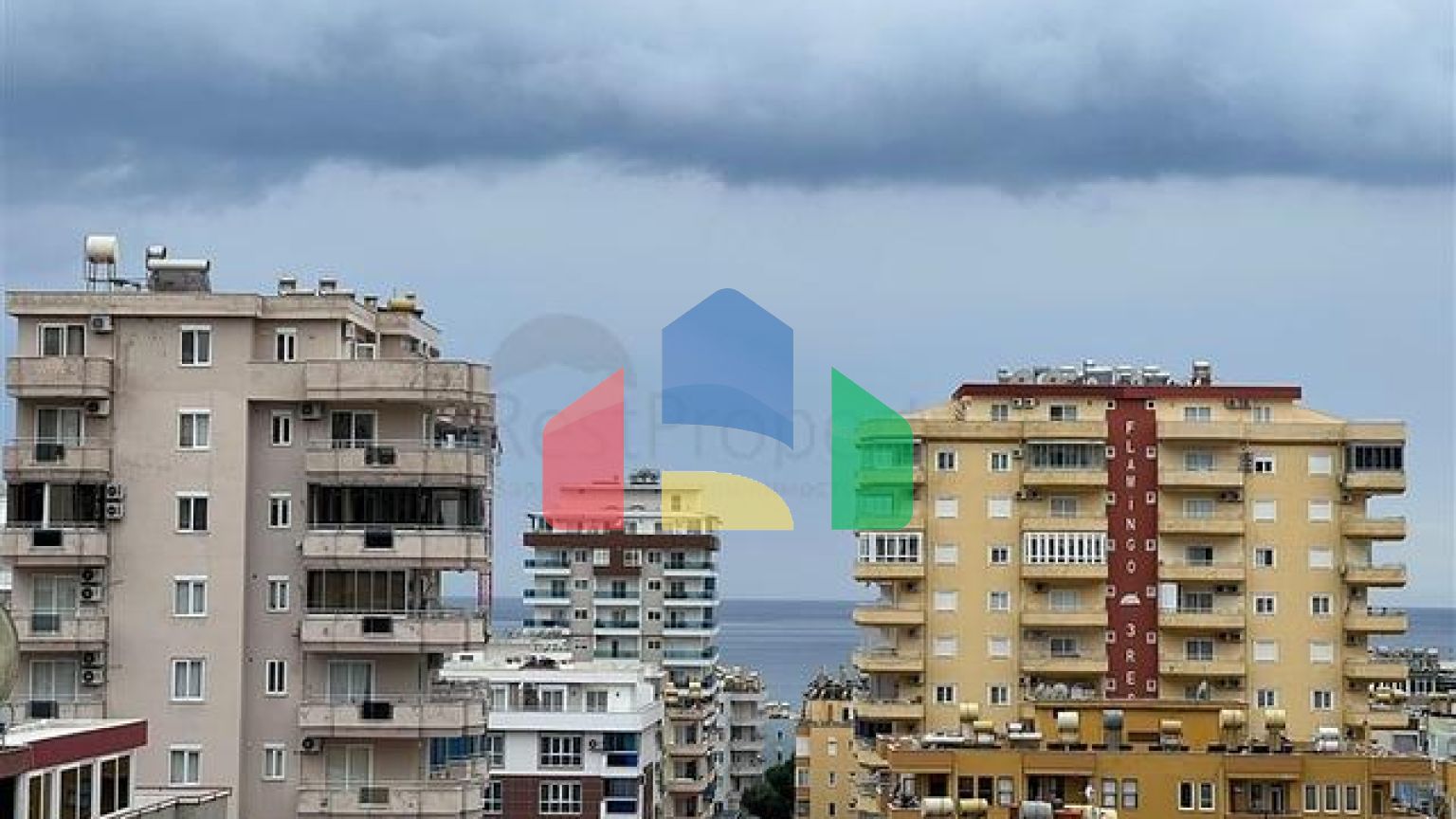 Трехкомнатная квартира в 450 м от моря