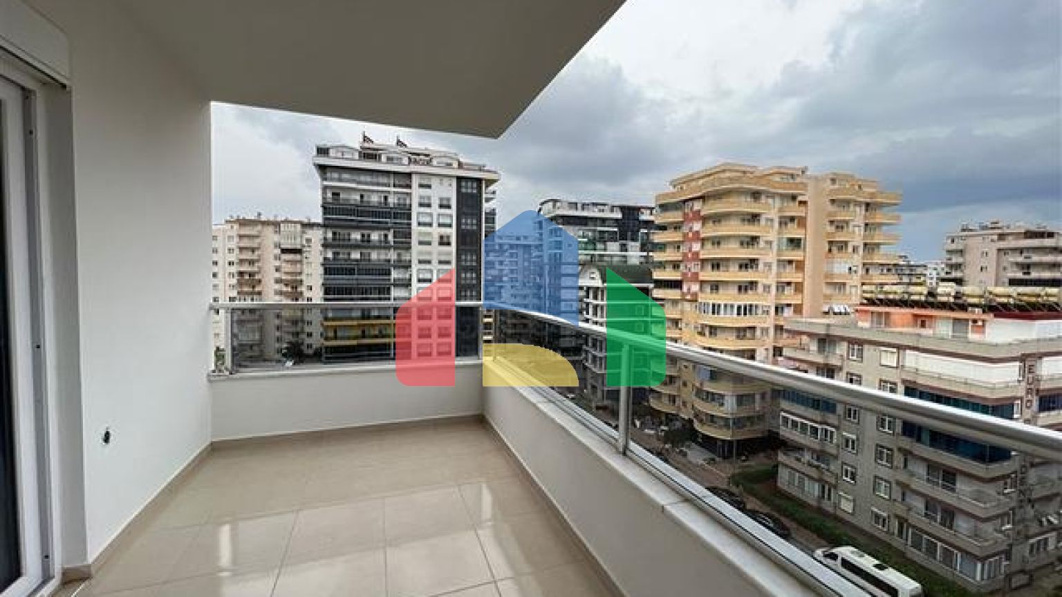 Трехкомнатная квартира в 450 м от моря