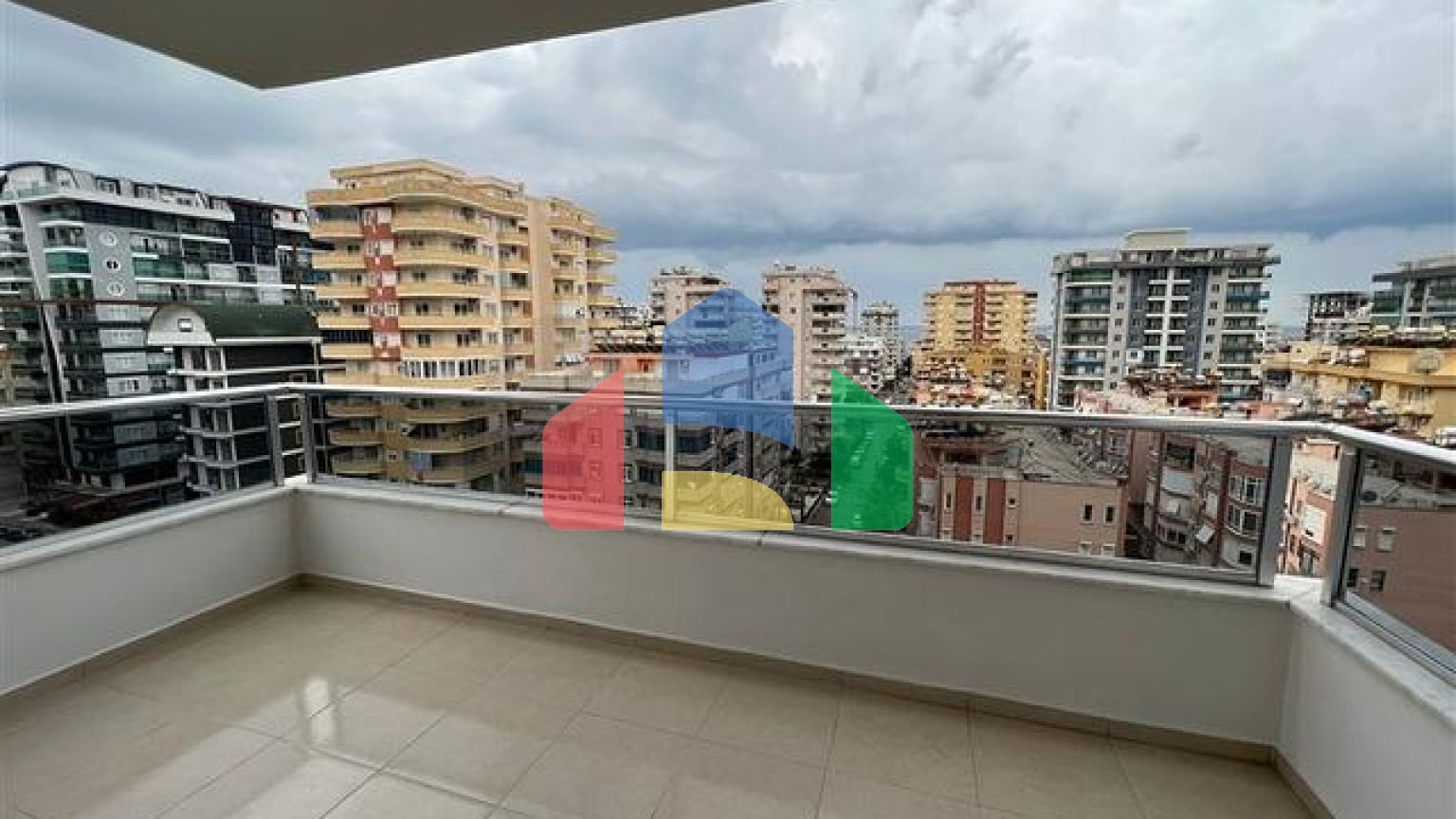 Трехкомнатная квартира в 450 м от моря