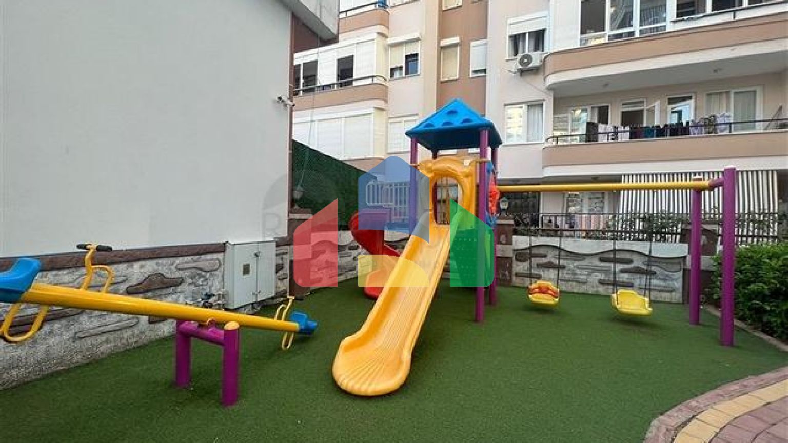 Трехкомнатная квартира в 450 м от моря