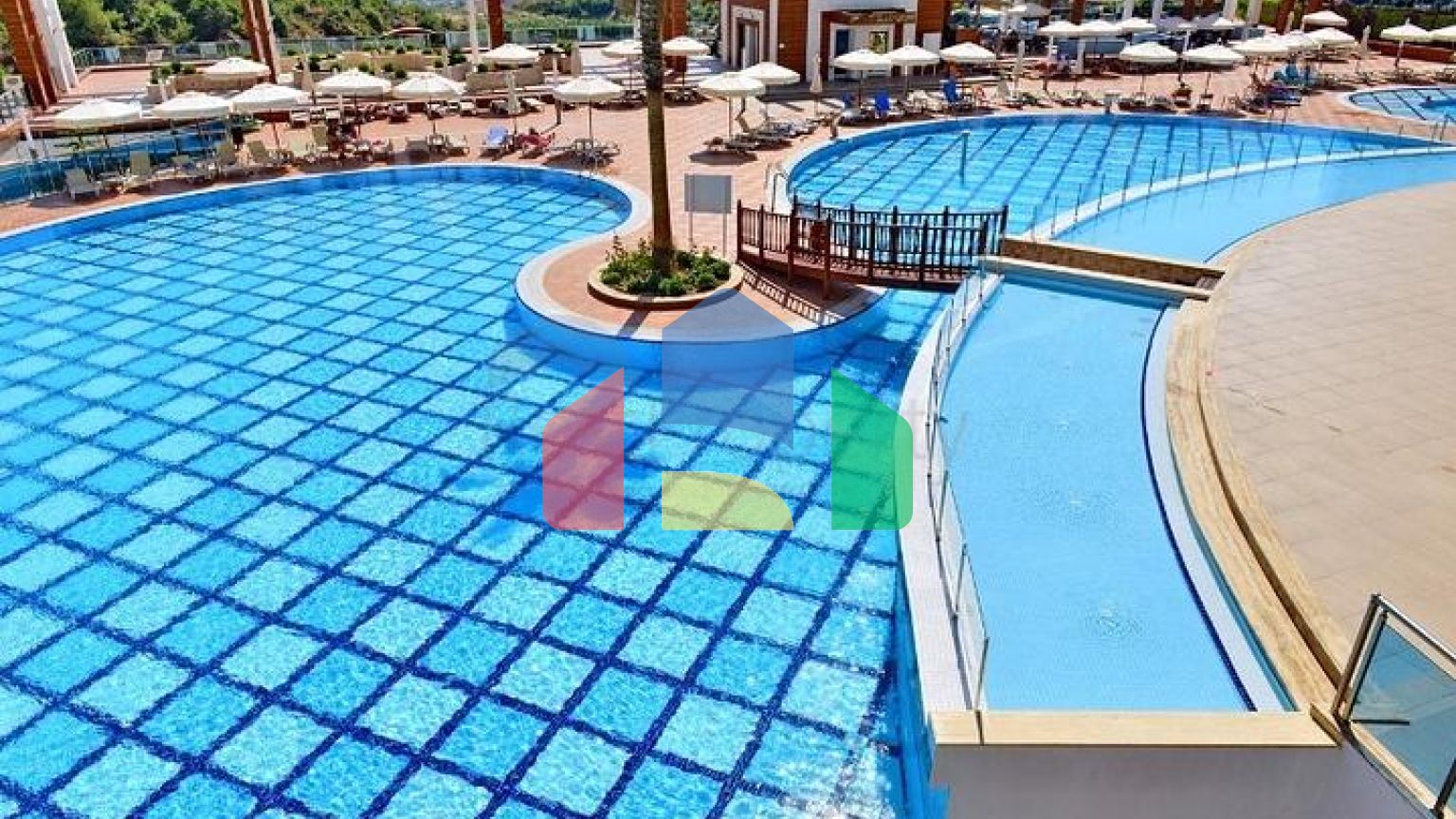 Королевские апартаменты 3+1 в комплексе отельного типа в Махмутларе