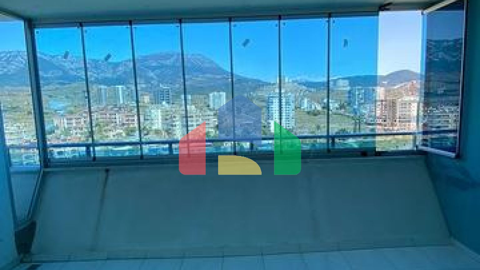 Трехкомнатный пентхаус в жилом комплексе с инфраструктурой