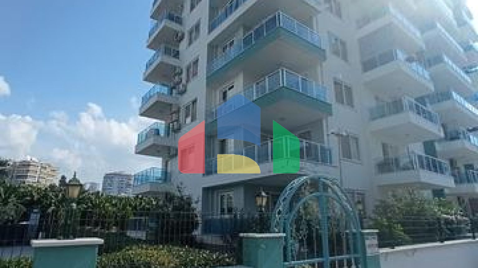 Трехкомнатный пентхаус в жилом комплексе с инфраструктурой