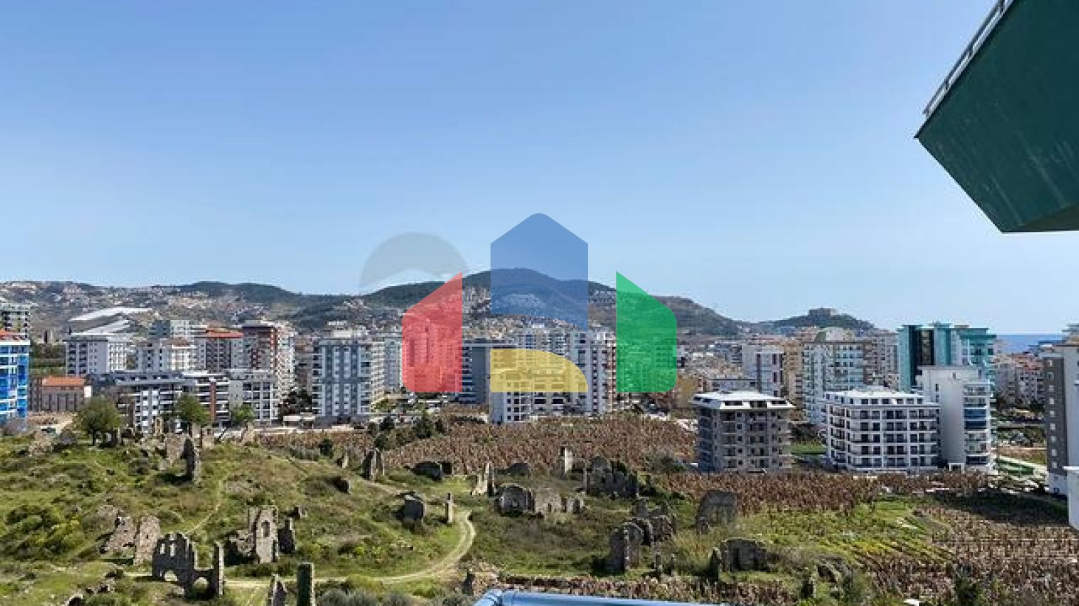 Трехкомнатный пентхаус в жилом комплексе с инфраструктурой