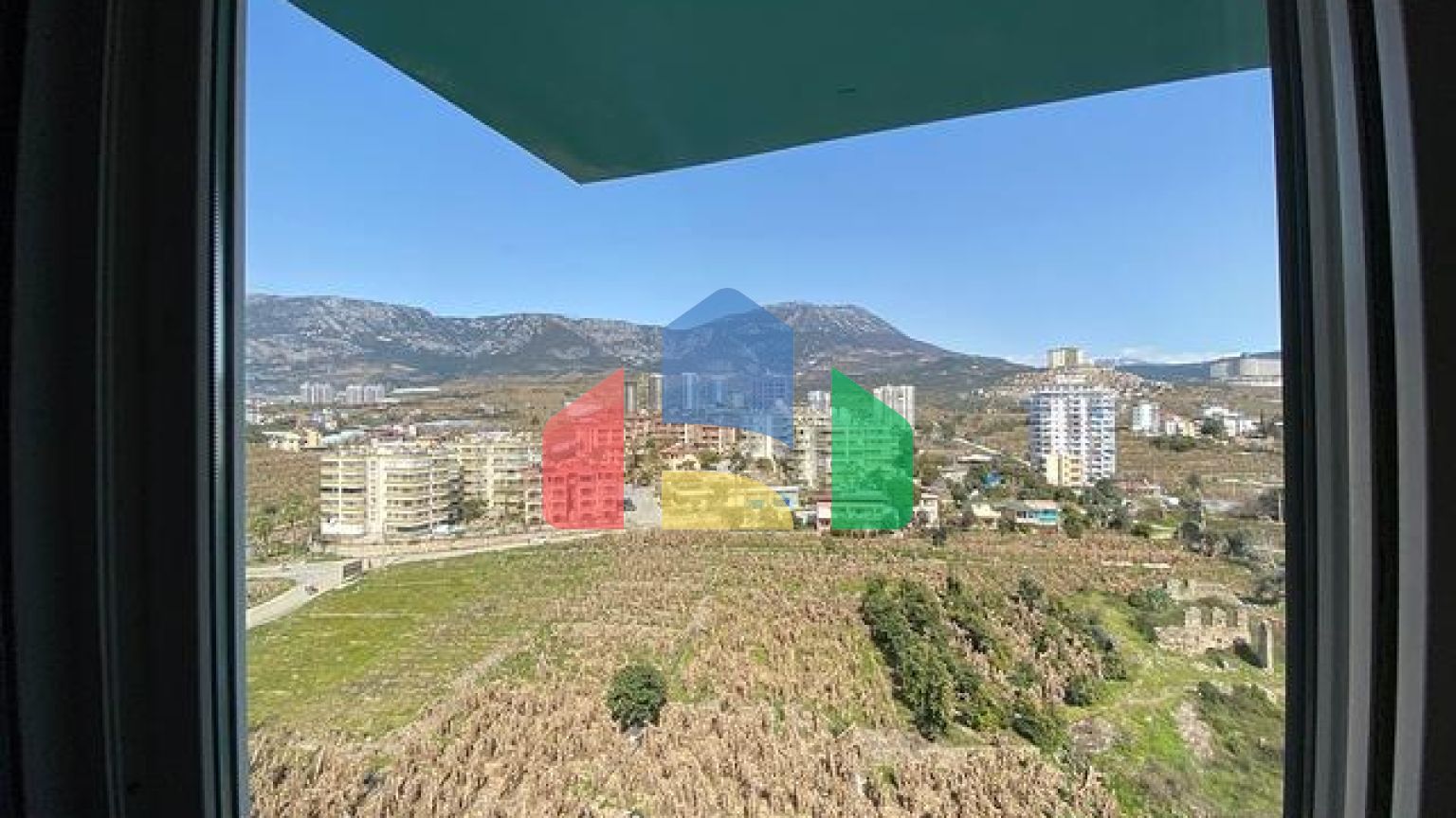 Трехкомнатный пентхаус в жилом комплексе с инфраструктурой