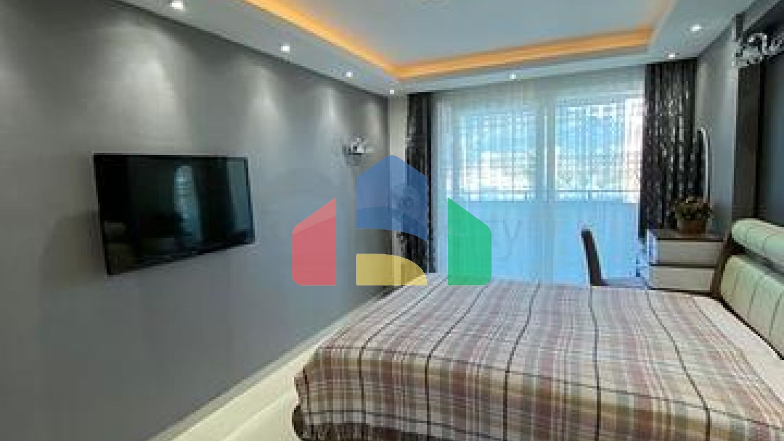 Трехкомнатный пентхаус в жилом комплексе с инфраструктурой