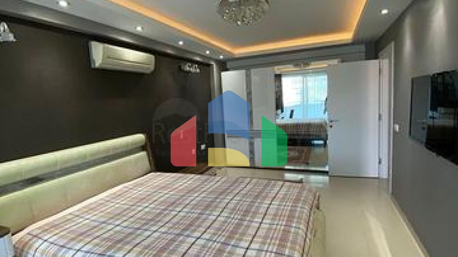 Трехкомнатный пентхаус в жилом комплексе с инфраструктурой