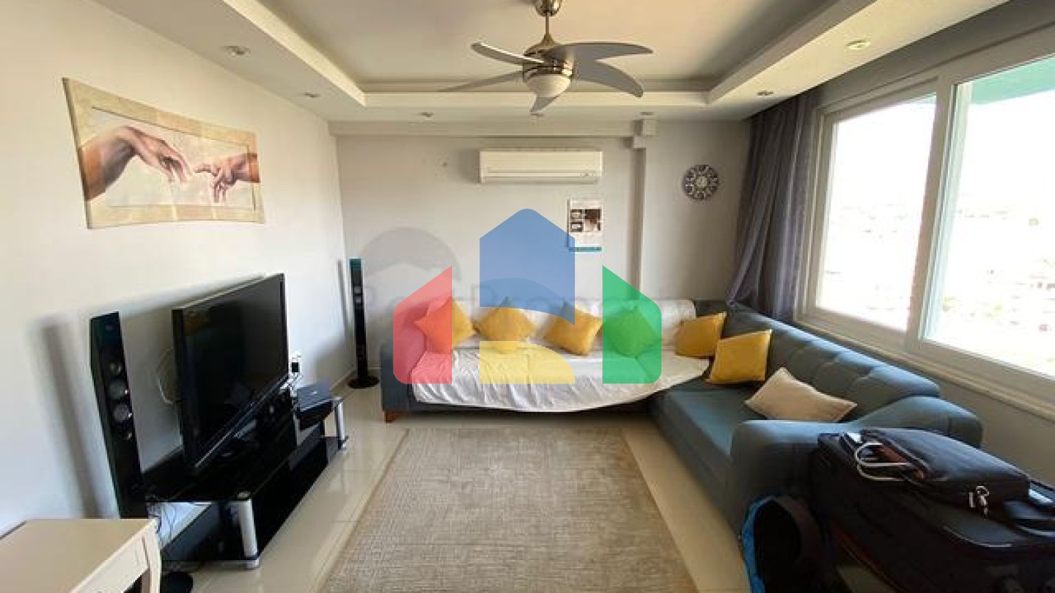 Трехкомнатный пентхаус в жилом комплексе с инфраструктурой