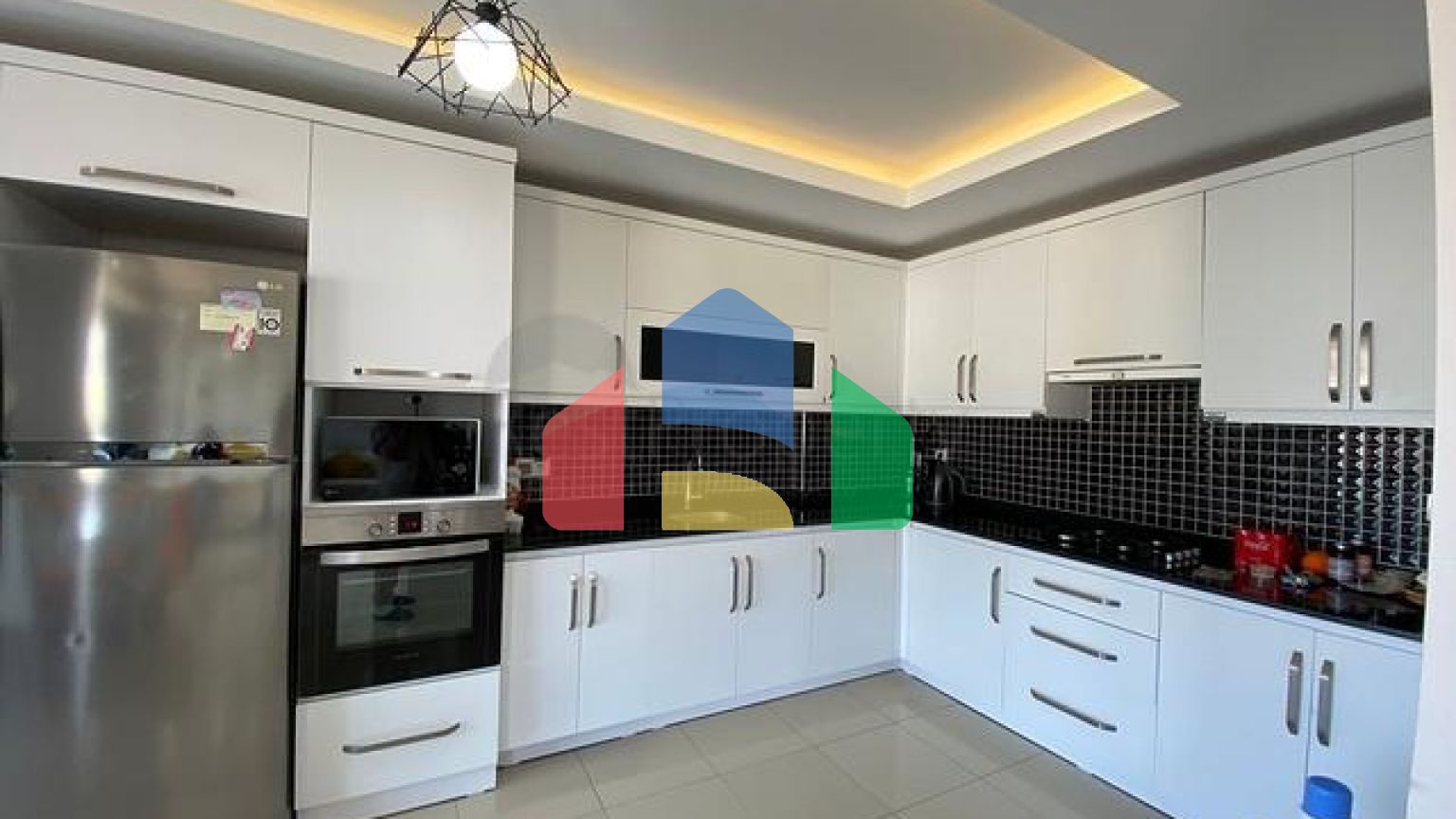 Трехкомнатный пентхаус в жилом комплексе с инфраструктурой