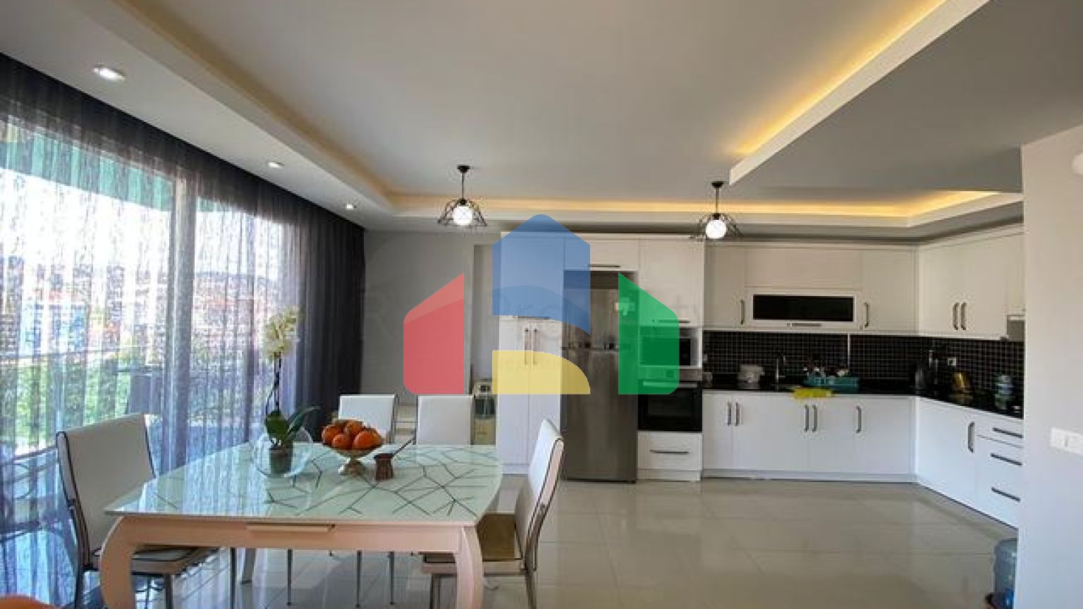 Трехкомнатный пентхаус в жилом комплексе с инфраструктурой