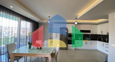 Трехкомнатный пентхаус в жилом комплексе с инфраструктурой