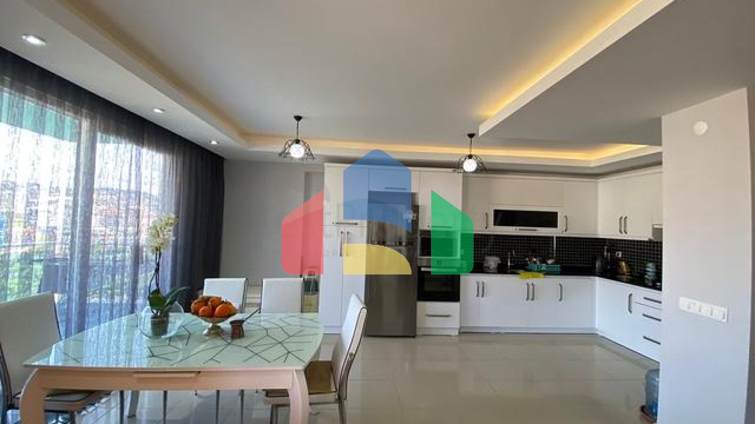 Трехкомнатный пентхаус в жилом комплексе с инфраструктурой