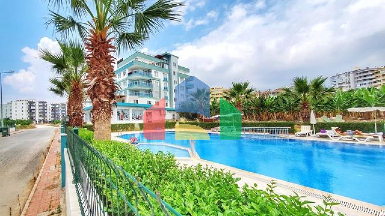 Трехкомнатный пентхаус в жилом комплексе с инфраструктурой