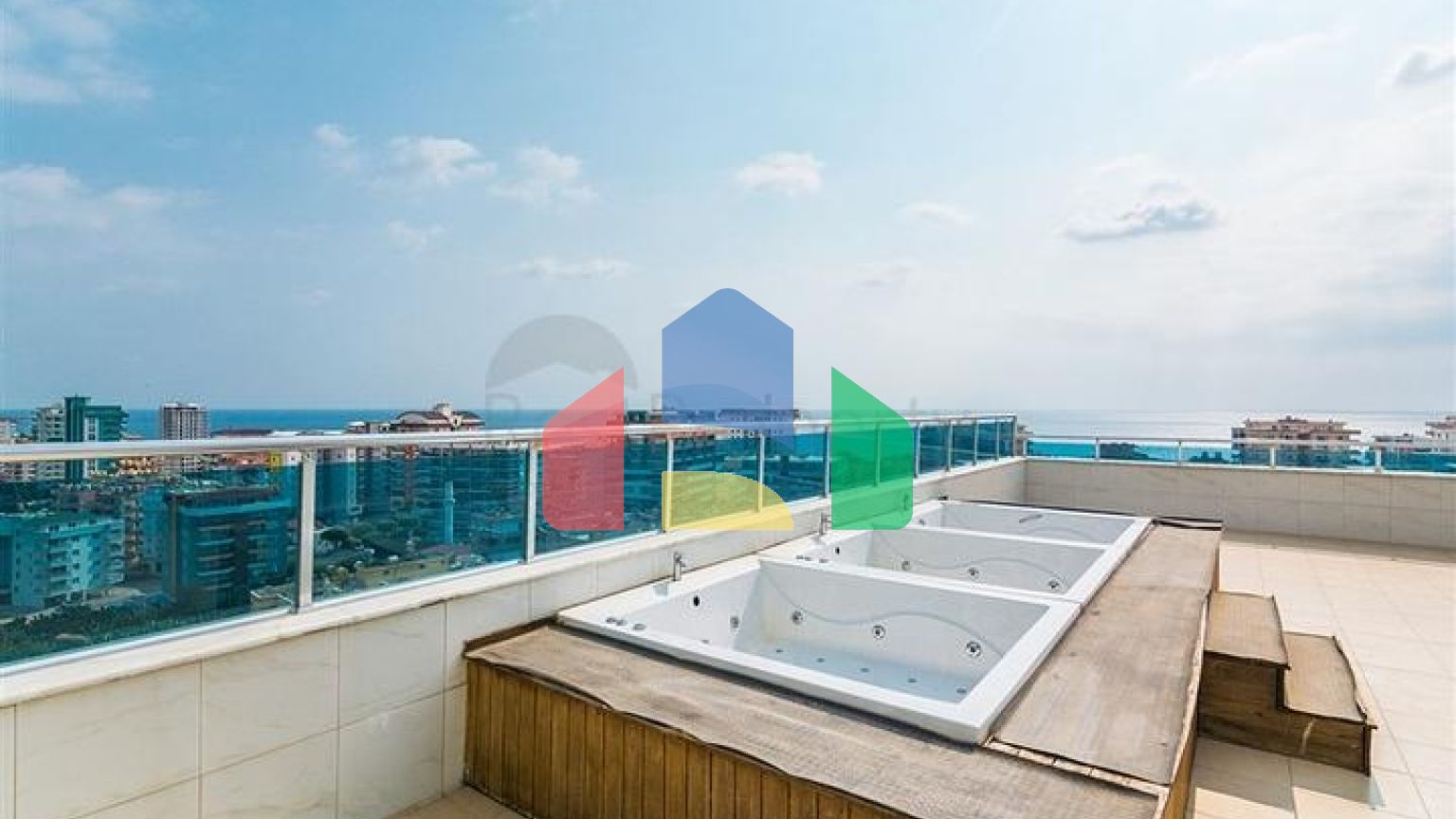 Трехкомнатный пентхаус в жилом комплексе с инфраструктурой